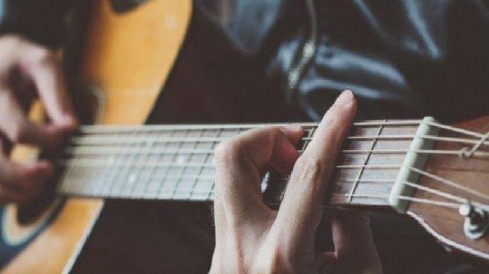Kunci Gitar Buih Jadi Permadani – Exist: Dinginnya Angin Malam Ini, Menyapa Tubuhku