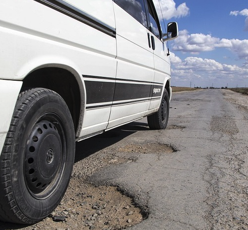 Strategi Mengemudi Aman di Jalan Berlubang Demi Keselamatan dan Efisiensi Armada