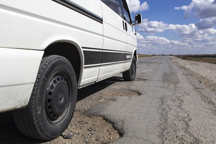 Strategi Mengemudi Aman di Jalan Berlubang Demi Keselamatan dan Efisiensi Armada